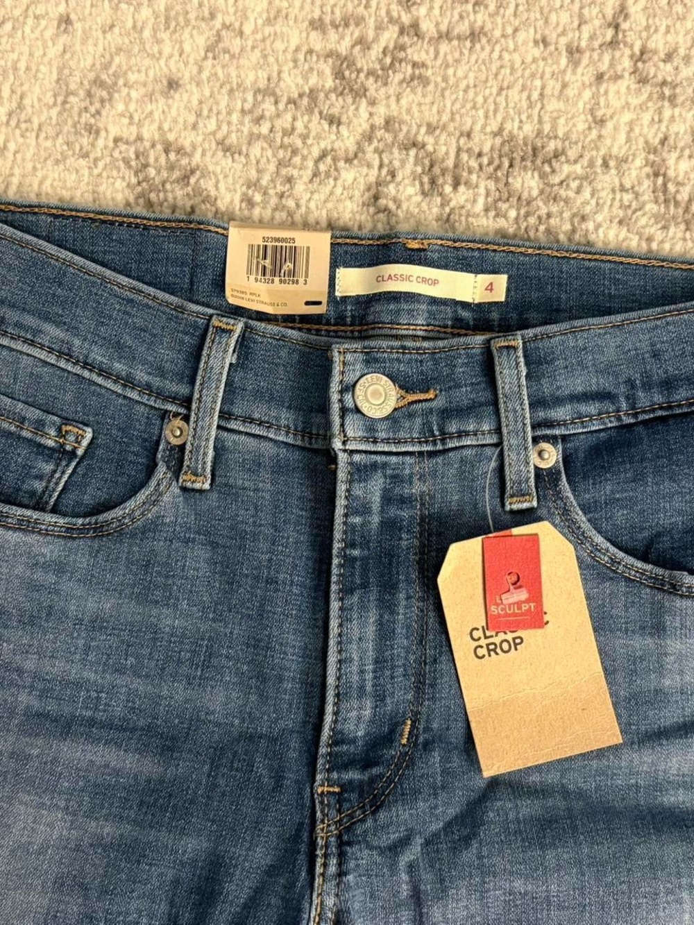 Women’s Levi’s Classic Cropped Blue Jeans Brand New With Tags Size 4 W27 - Picture 7 of 8